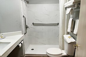 Days Inn & Suites by Wyndham Williamsburg IA North