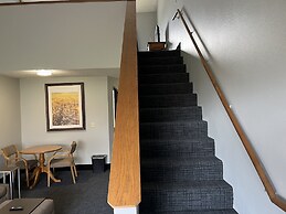 Days Inn & Suites by Wyndham Williamsburg IA North