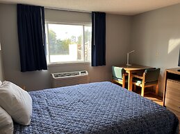 Days Inn & Suites by Wyndham Williamsburg IA North