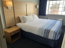 Days Inn & Suites by Wyndham Williamsburg IA North