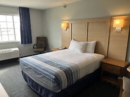 Days Inn & Suites by Wyndham Williamsburg IA North