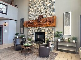 Grand View Inn & Suites