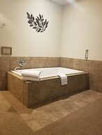 Grand View Inn & Suites