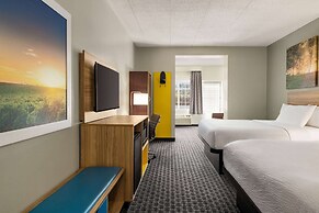Days Inn & Suites by Wyndham Lancaster Amish Country