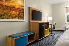 Days Inn & Suites by Wyndham Lancaster Amish Country