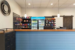 Days Inn & Suites by Wyndham Lancaster Amish Country