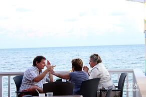 Coral Harbour Beach House And Villas