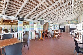 Coral Harbour Beach House And Villas