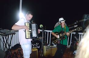 Coral Harbour Beach House And Villas