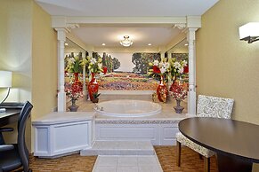 Holiday Inn Express & Suites Sharon-Hermitage by IHG