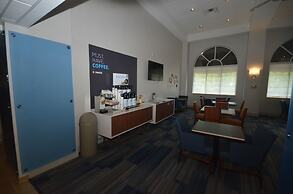 Holiday Inn Express Hotel & Suites Warrenton by IHG