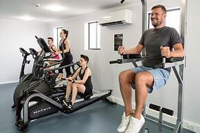 Gilligan's Backpackers Hotel & Resort