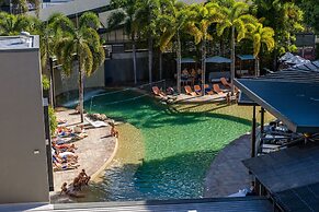 Gilligan's Backpackers Hotel & Resort