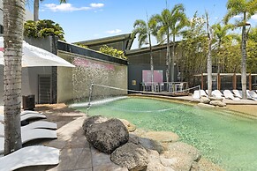 Gilligan's Backpackers Hotel & Resort