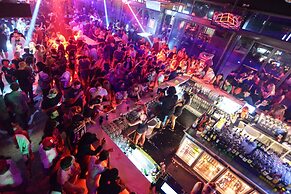 Gilligan's Backpackers Hotel & Resort