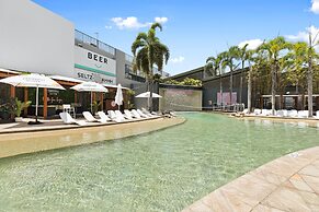 Gilligan's Backpackers Hotel & Resort