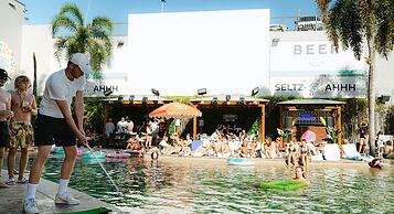 Gilligan's Backpackers Hotel & Resort