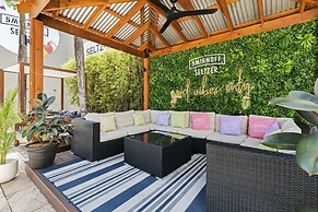 Gilligan's Backpackers Hotel & Resort