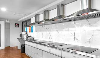 Gilligan's Backpackers Hotel & Resort