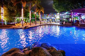 Gilligan's Backpackers Hotel & Resort