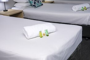 Gilligan's Backpackers Hotel & Resort