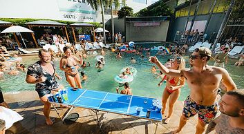 Gilligan's Backpackers Hotel & Resort