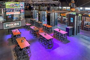 Gilligan's Backpackers Hotel & Resort