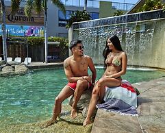 Gilligan's Backpackers Hotel & Resort