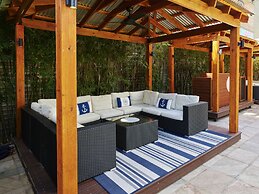 Gilligan's Backpackers Hotel & Resort