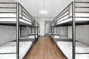 Gilligan's Backpackers Hotel & Resort