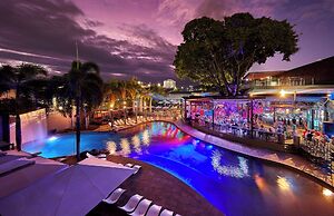 Gilligan's Backpackers Hotel & Resort