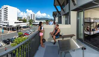 Gilligan's Backpackers Hotel & Resort