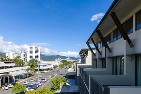 Gilligan's Backpackers Hotel & Resort