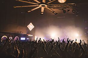 Gilligan's Backpackers Hotel & Resort