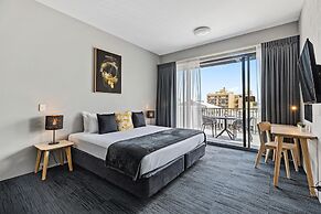 Gilligan's Backpackers Hotel & Resort