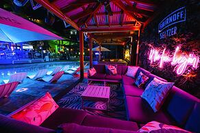 Gilligan's Backpackers Hotel & Resort