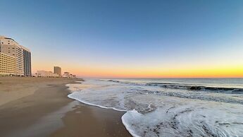 Travelodge by Wyndham Suites Virginia Beach Oceanfront