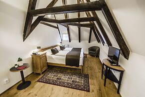 Archibald At the Charles Bridge