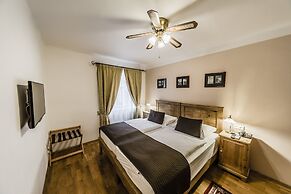 Archibald At the Charles Bridge