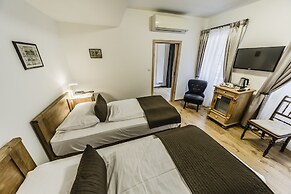 Archibald At the Charles Bridge