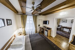 Archibald At the Charles Bridge