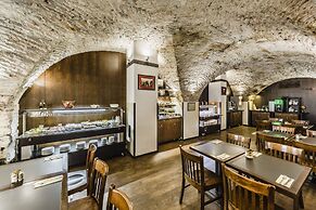 Archibald At the Charles Bridge