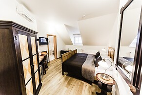 Archibald At the Charles Bridge