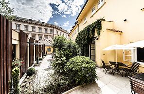 Archibald At the Charles Bridge