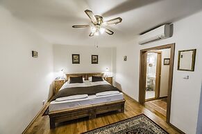 Archibald At the Charles Bridge