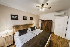 Archibald At the Charles Bridge