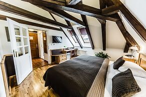 Archibald At the Charles Bridge