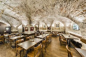 Archibald At the Charles Bridge