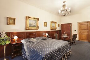 Hotel U Zlatého Stromu Prague by BHG