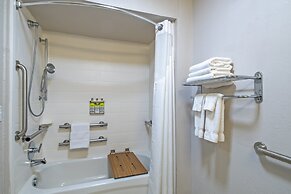 Holiday Inn Express Hotel & Suites Woodbridge by IHG